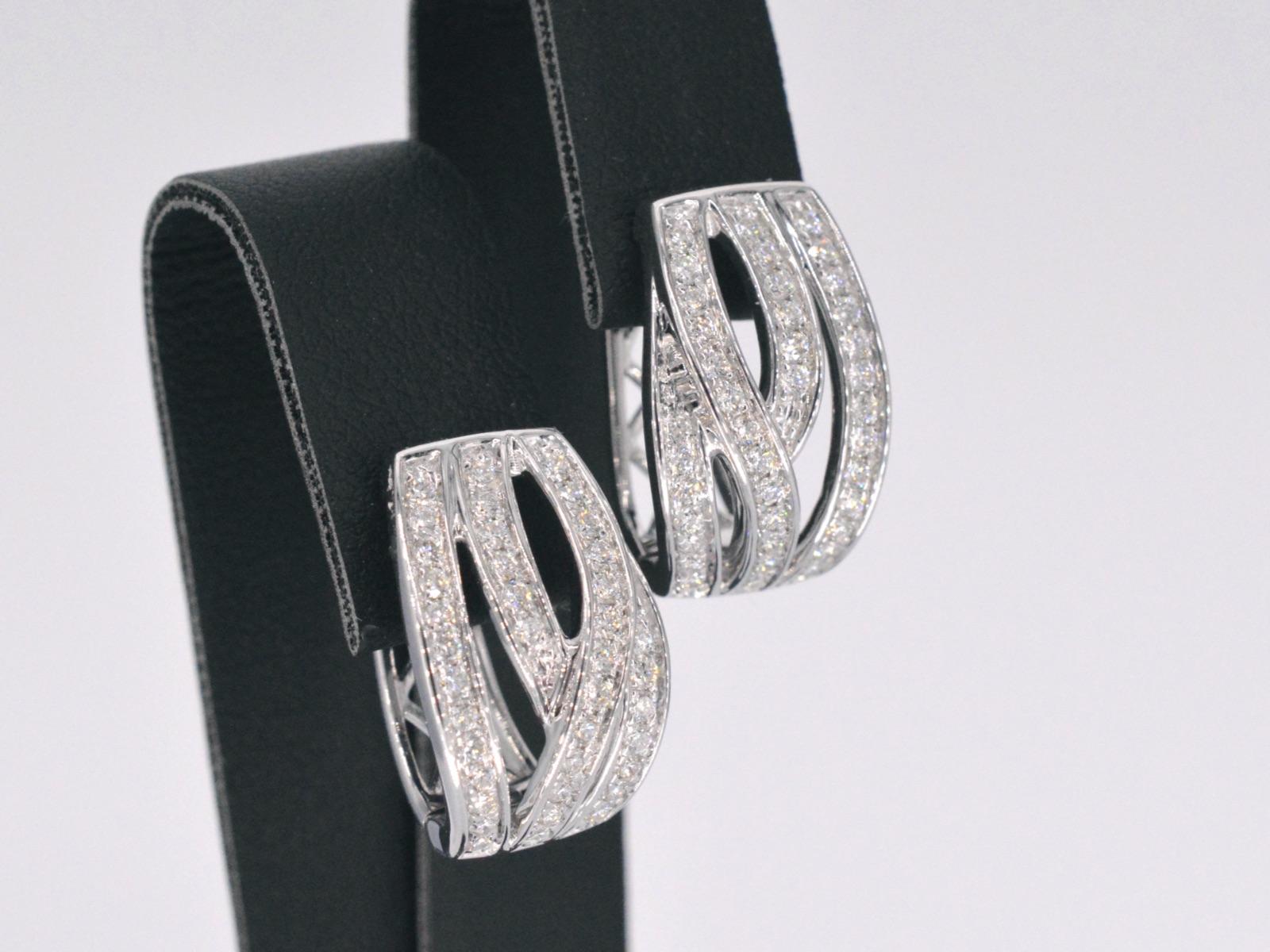 Boucles d'oreilles design en or blanc avec diamants brillants Neuf - En vente à AMSTELVEEN, NH