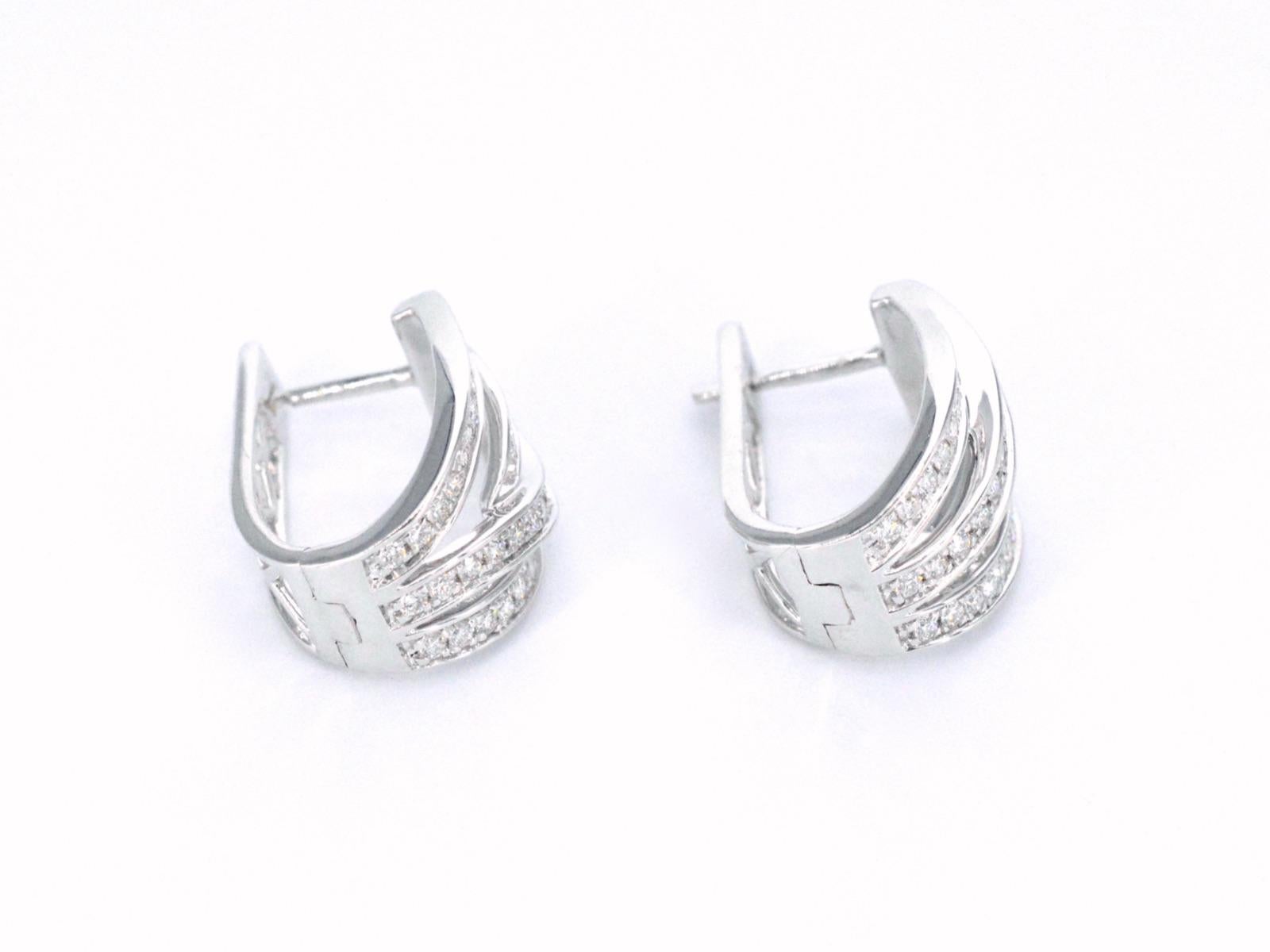 Boucles d'oreilles design en or blanc avec diamants brillants Pour femmes en vente