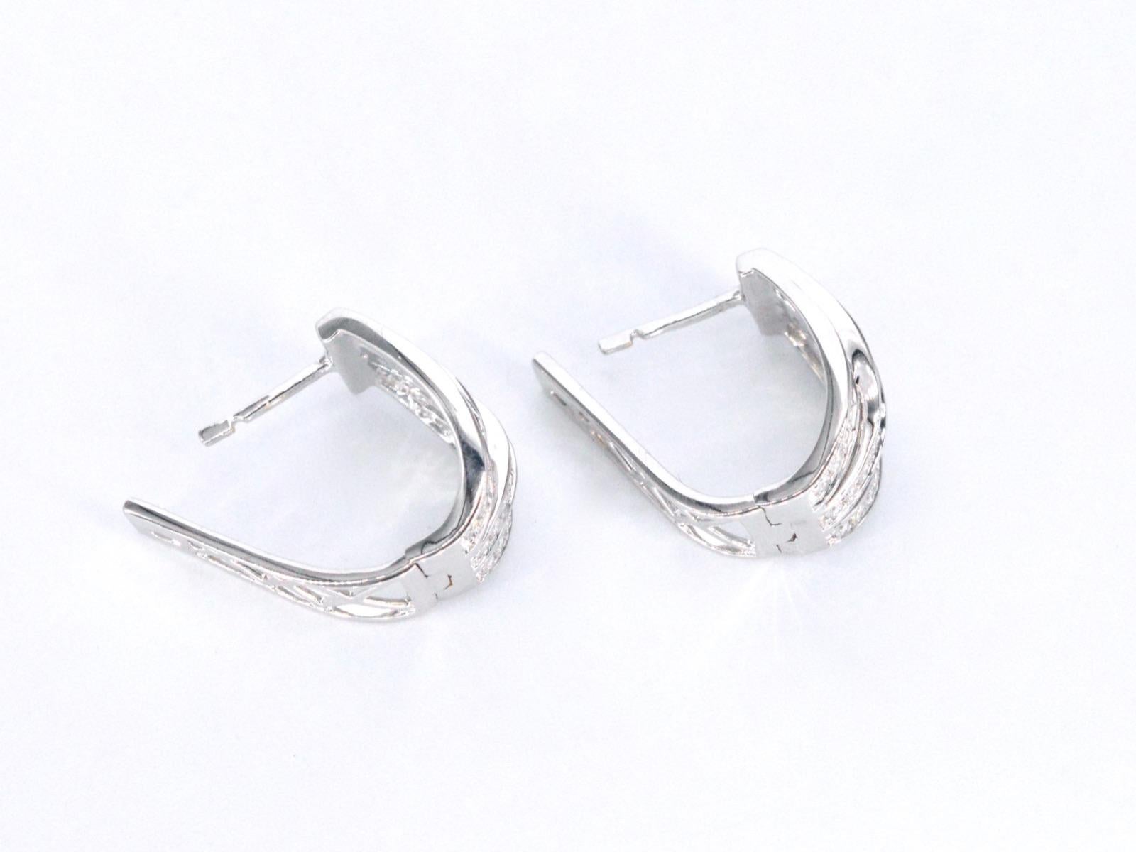 Boucles d'oreilles design en or blanc avec diamants brillants en vente 1