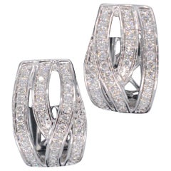 Boucles d'oreilles design en or blanc avec diamants brillants