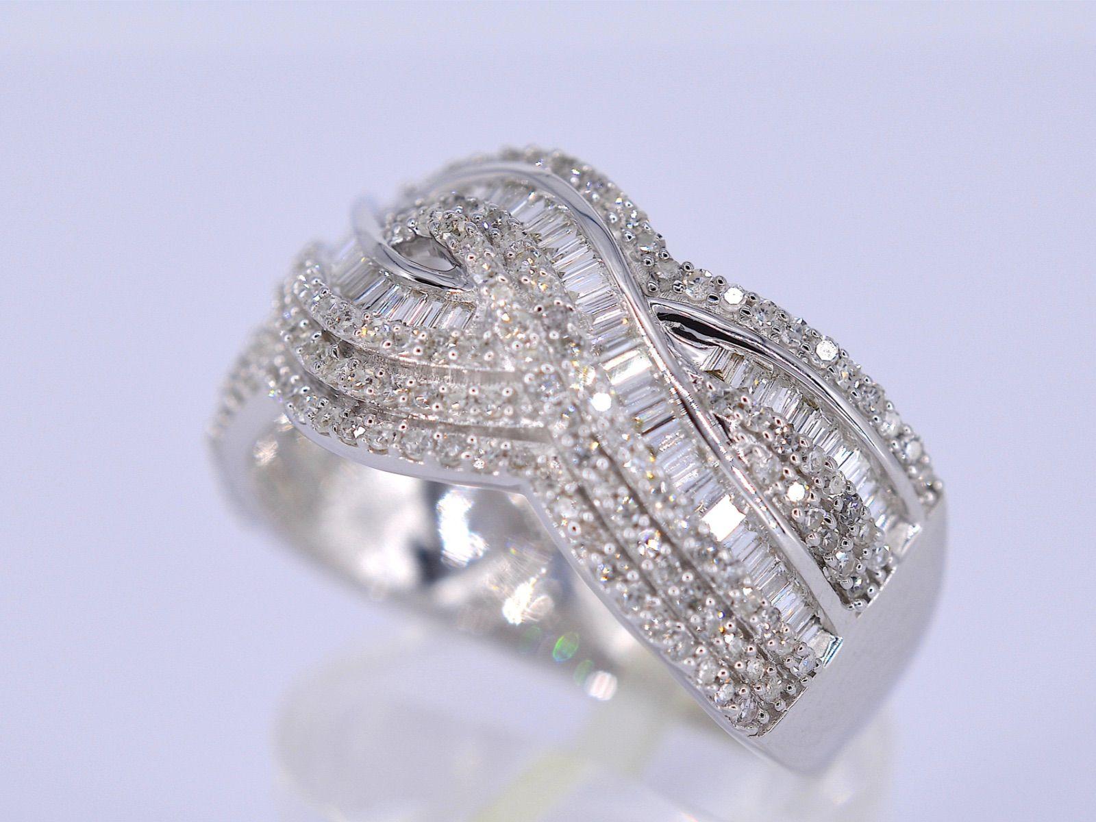Contemporain Bague design en or blanc avec diamants brillants en vente