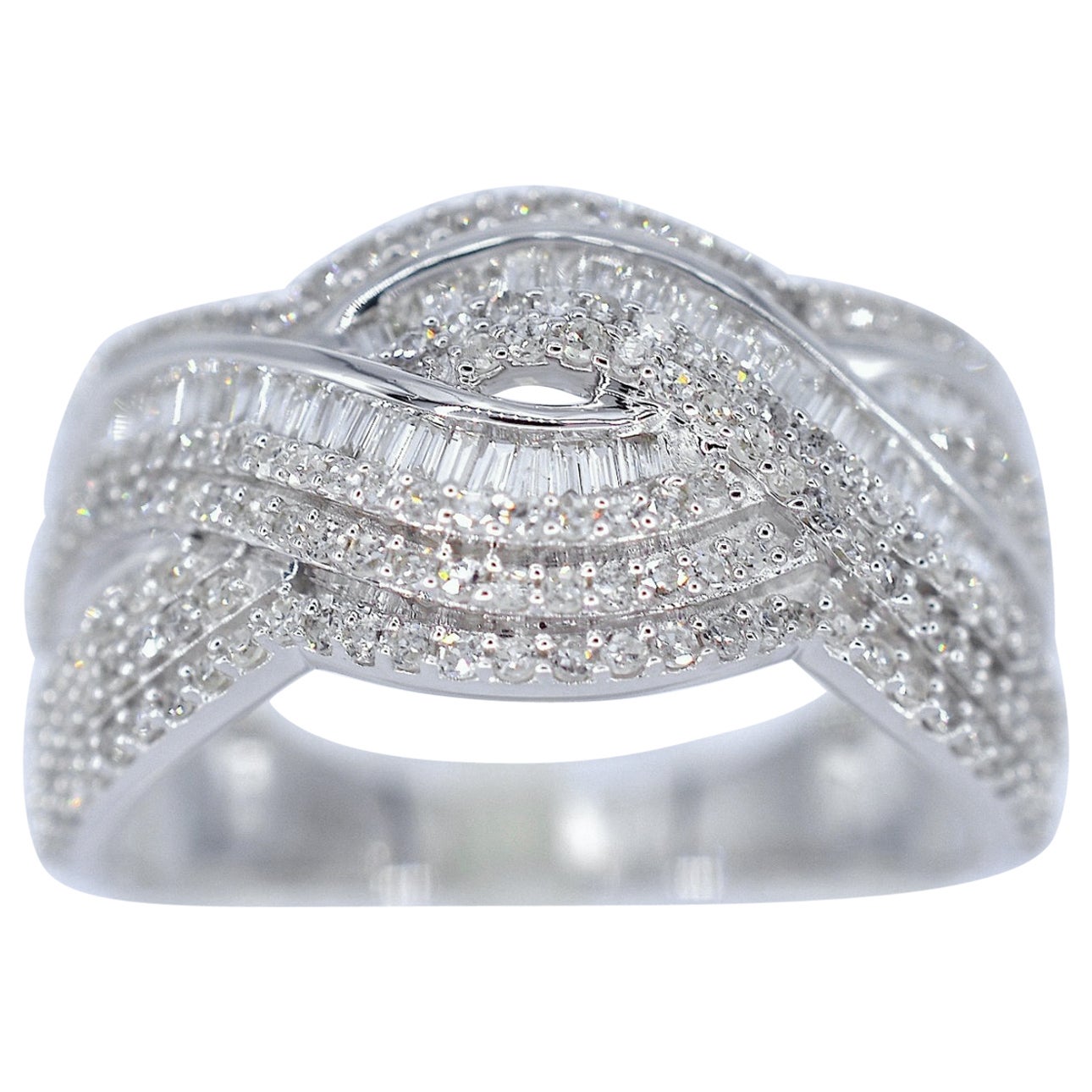 Bague design en or blanc avec diamants brillants