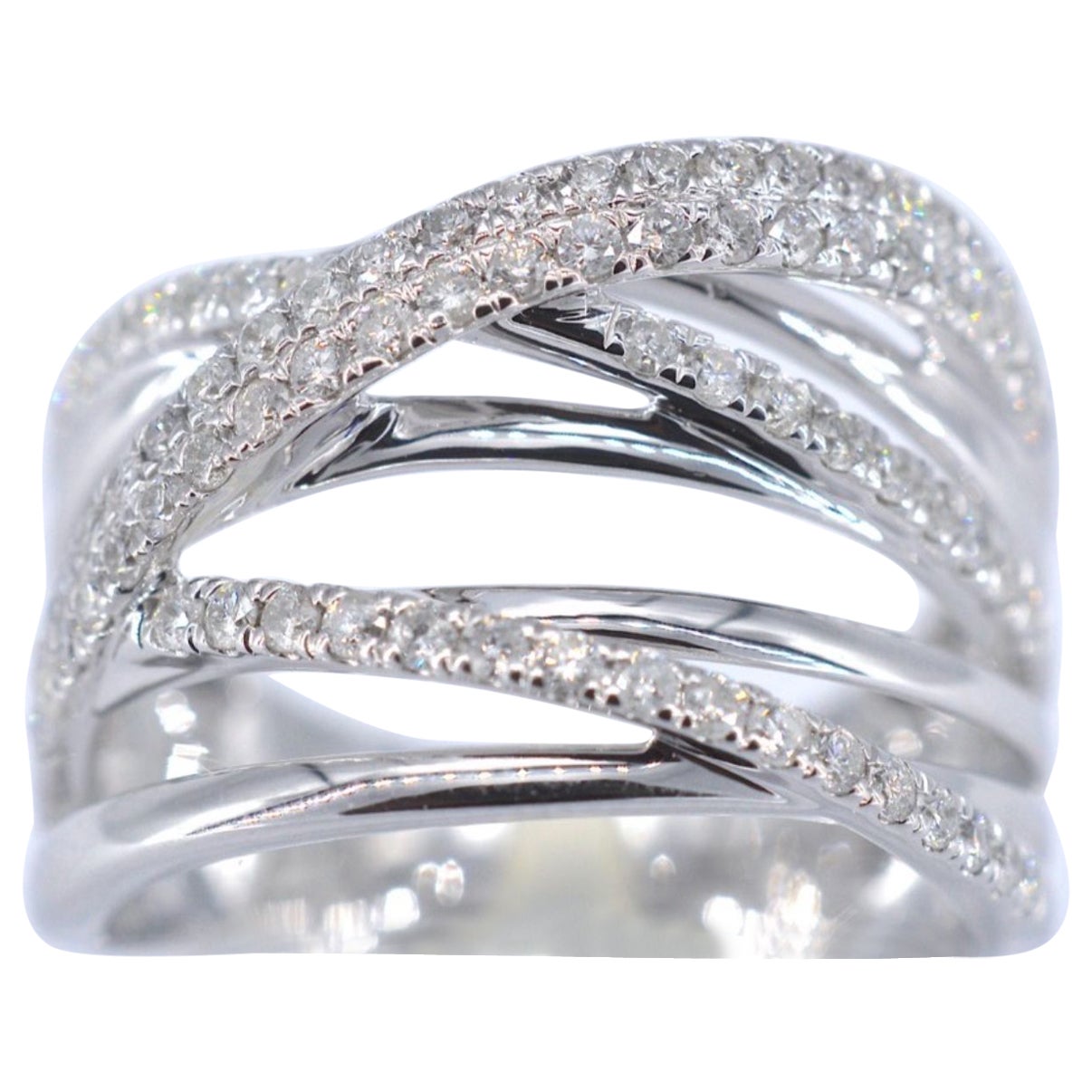 Anillo de diseño en oro blanco con diamantes brillantes
