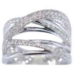 Anillo de diseño en oro blanco con diamantes brillantes