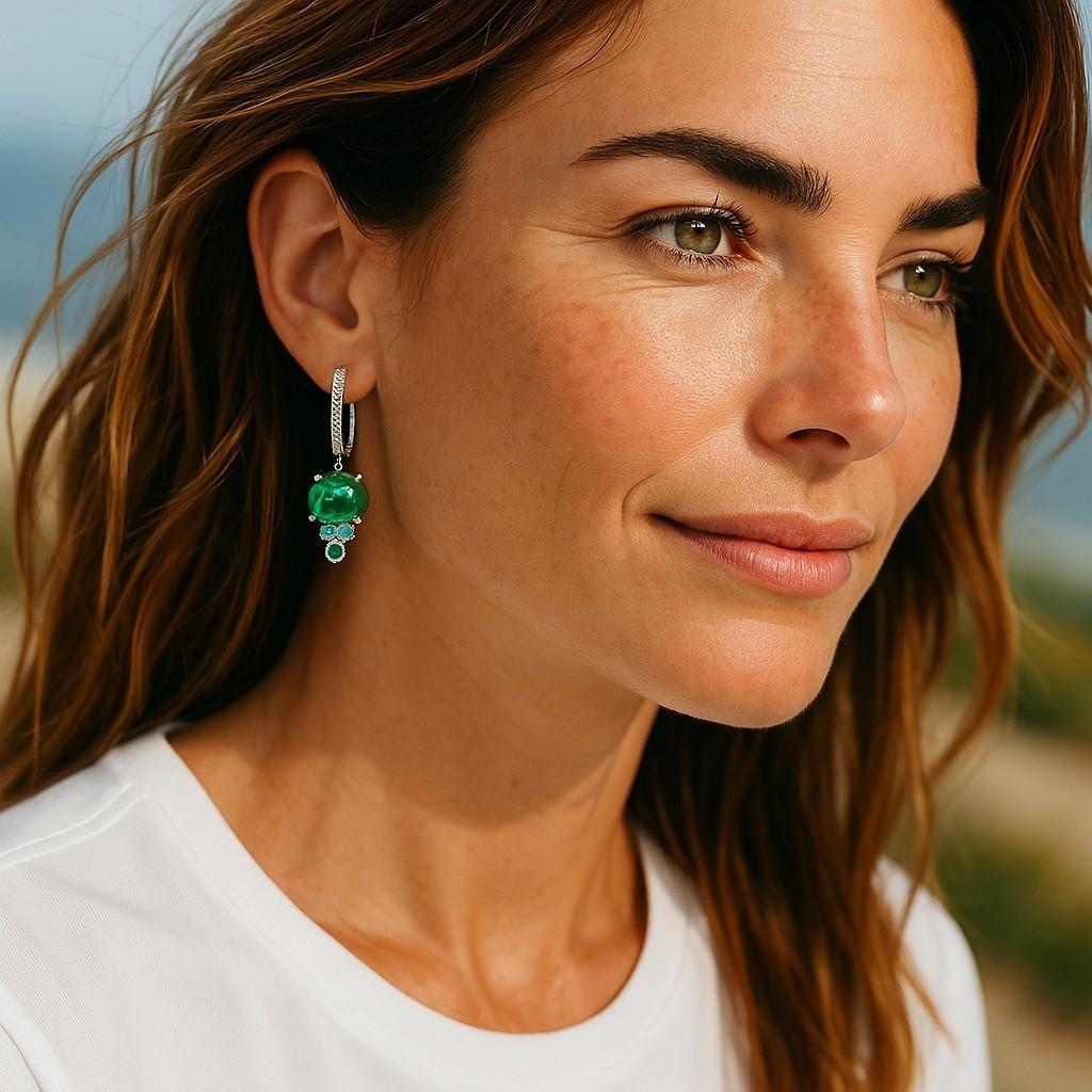 Donna Orecchini lunghi in oro bianco con diamanti da 1 pollice e smeraldi cabochon da 4,70 carati in vendita