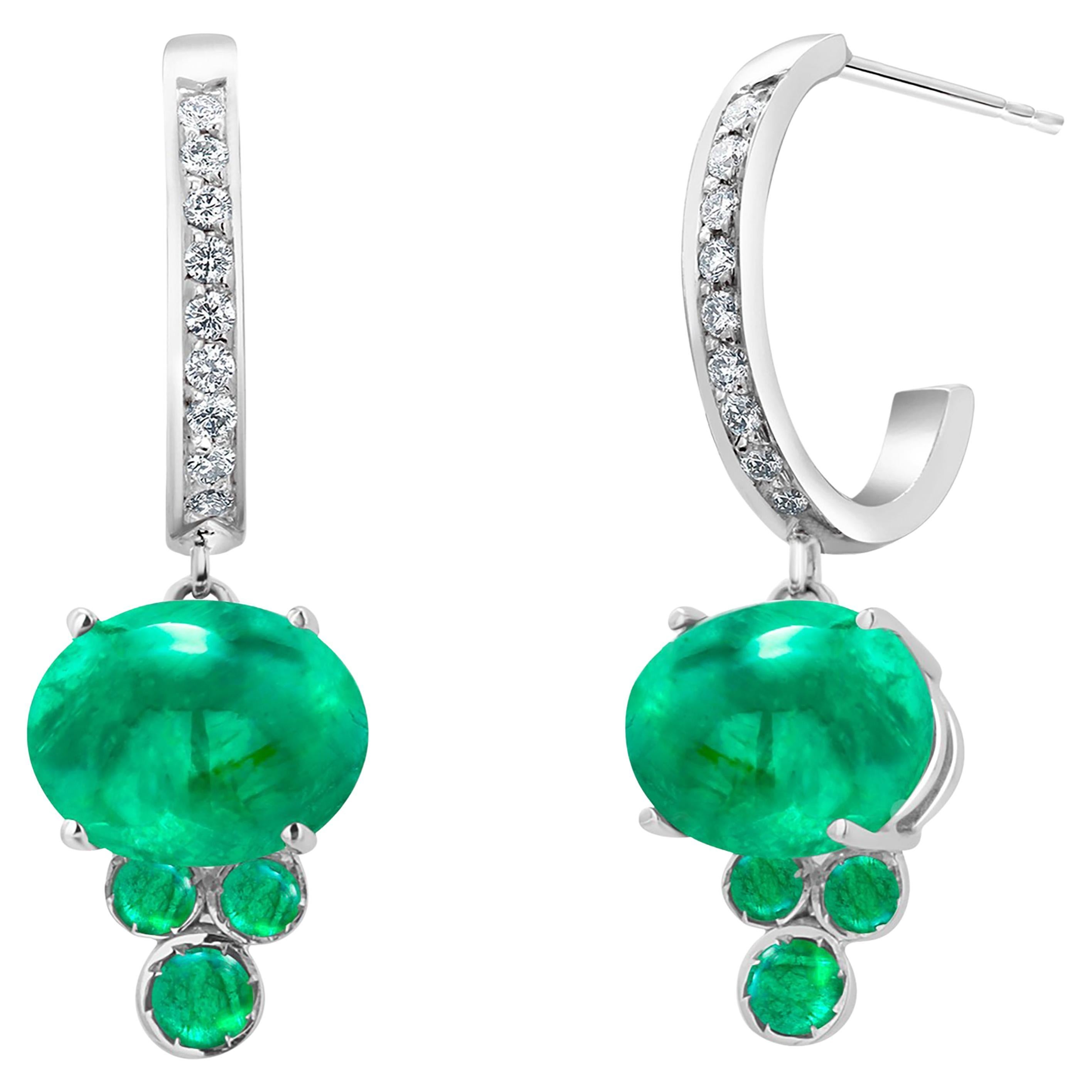 Longues boucles d'oreilles en or blanc de 1 pouce avec cabochon d'émeraudes pesant 4,70 carats en vente