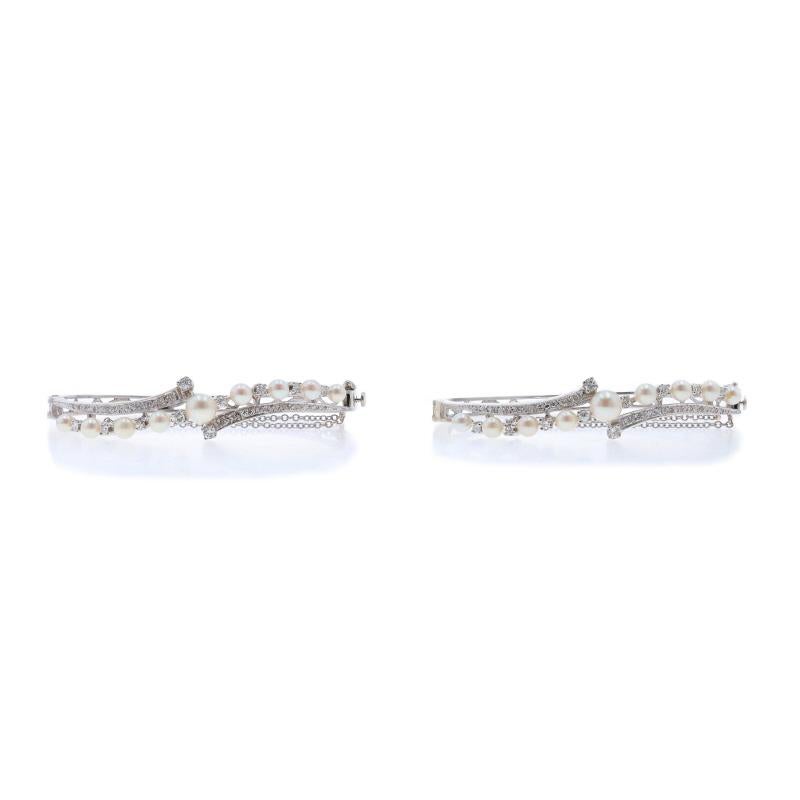 Época: Vintage

Contenido de metal: Oro blanco de 14 quilates

Información sobre Stone

Diamantes naturales
Quilate(s): 1,08ctw
Talla: Redonda Brillante y Sencilla
Color: G - H - I
Claridad: VS1 - I1

Perlas Akoya cultivadas

Quilates totales: