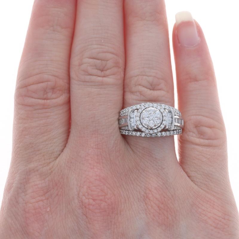 Größe: 7
Gebühr für Größenanpassung: 1 Größe höher für $40 oder 1 Größe niedriger für $40

Metall Inhalt: 10k Weißgold

Informationen zu Stein

Natürliche Diamanten
Karat(e): 1.00
Schliff: Rund Brillant & Baguette
Farbe: G - H
Reinheit: SI1 -
