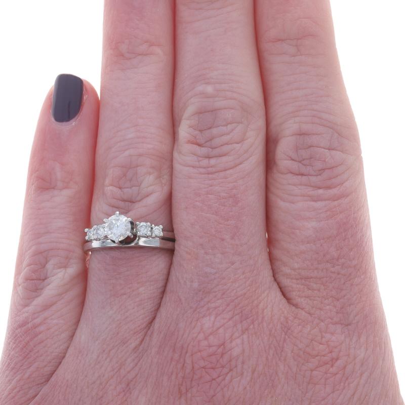 Taille ronde Bague de fiançailles et alliance en or blanc avec diamant 14k rond .70ctw en vente