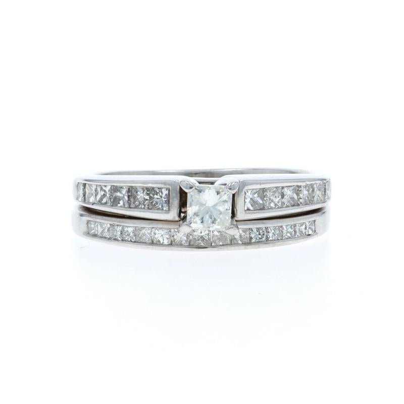 Dimensioni: 5 1/4
Costo della taglia: Up 2 taglie per $60 o Down 1/4 di taglia per $40

Contenuto del metallo: Oro bianco 14k

Informazioni su A. Stone

Diamanti naturali
Carati: .86ctw
Taglio: Principessa
Colore: G - H
Chiarezza: SI2 - I1

Carati