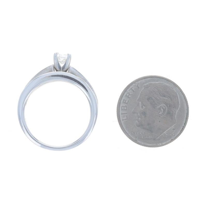 Anello di fidanzamento tutto in uno in oro bianco con diamante 14k Princess .86ctw in vendita 1