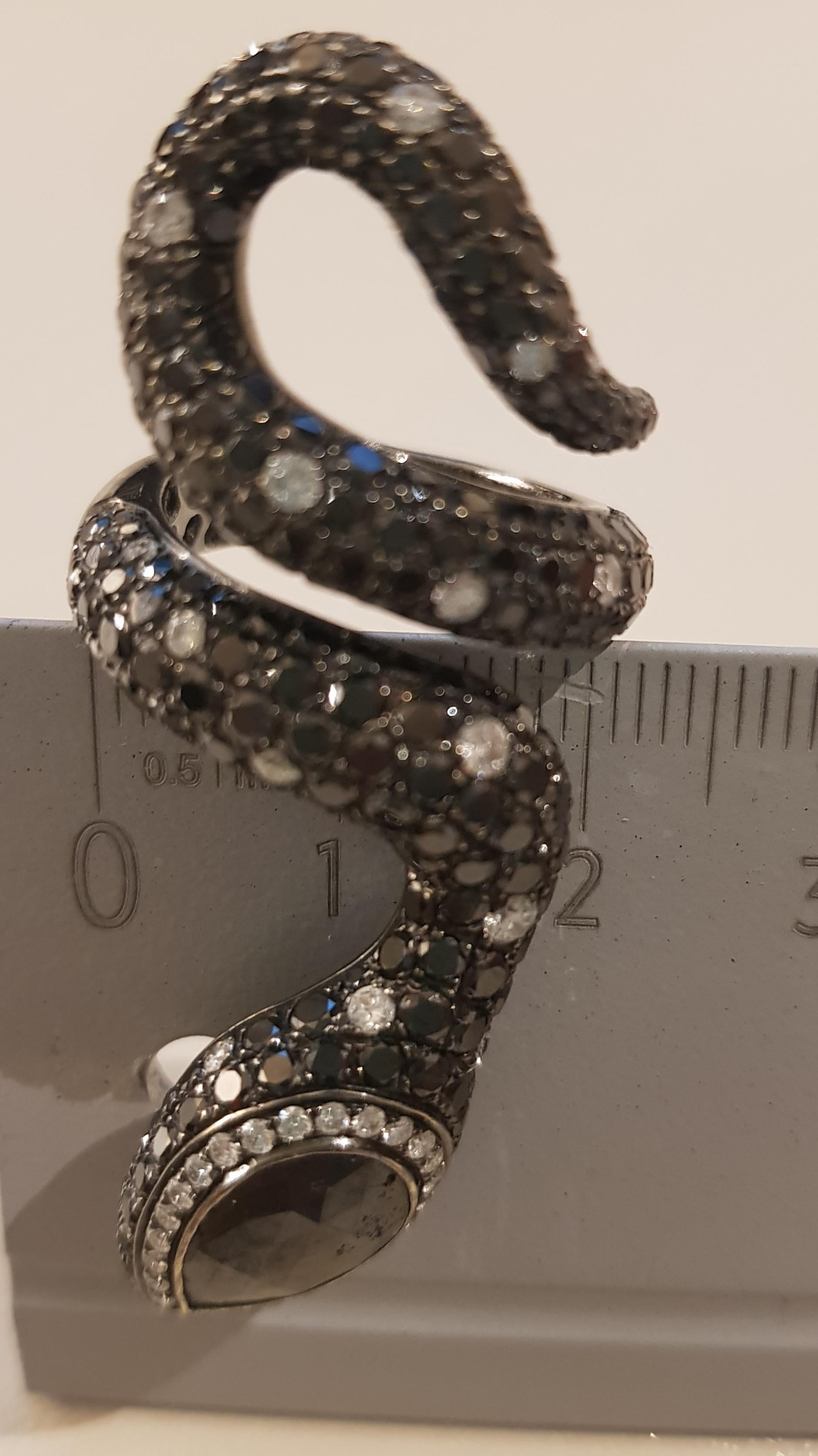 White Gold Diamond and Black Diamond Snake Cocktail Ring In New Condition For Sale In Findikli, Beyoglu