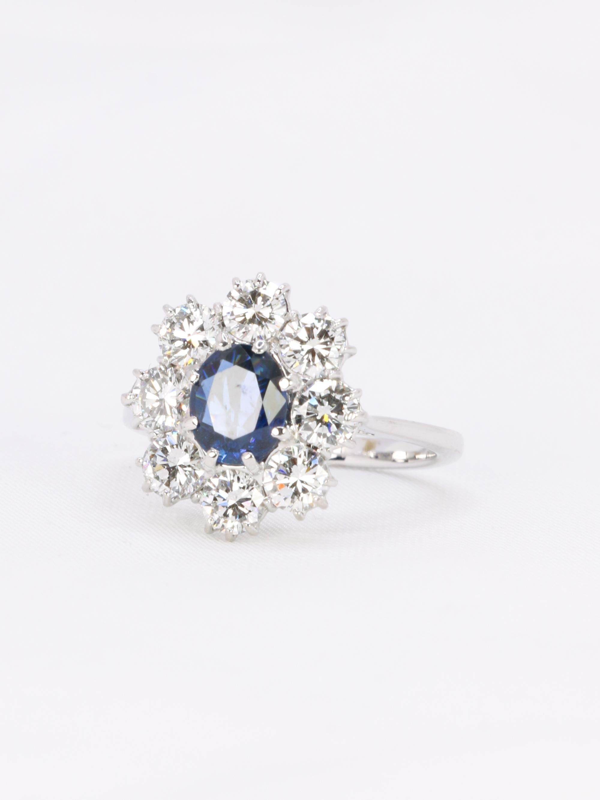 Modern White gold diamond and blue sapphire cluster ring For Sale