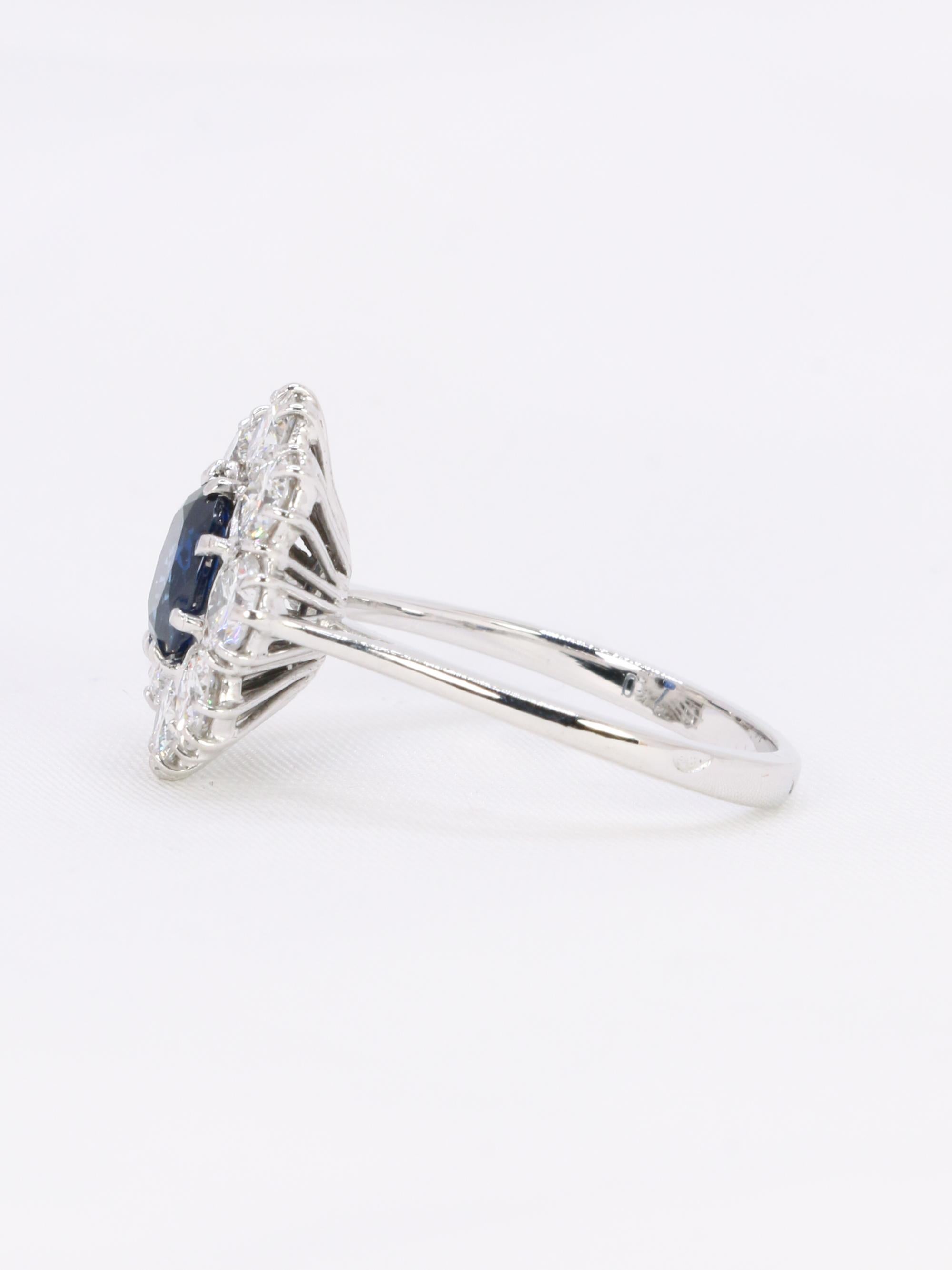 Oval Cut White gold diamond and blue sapphire cluster ring For Sale