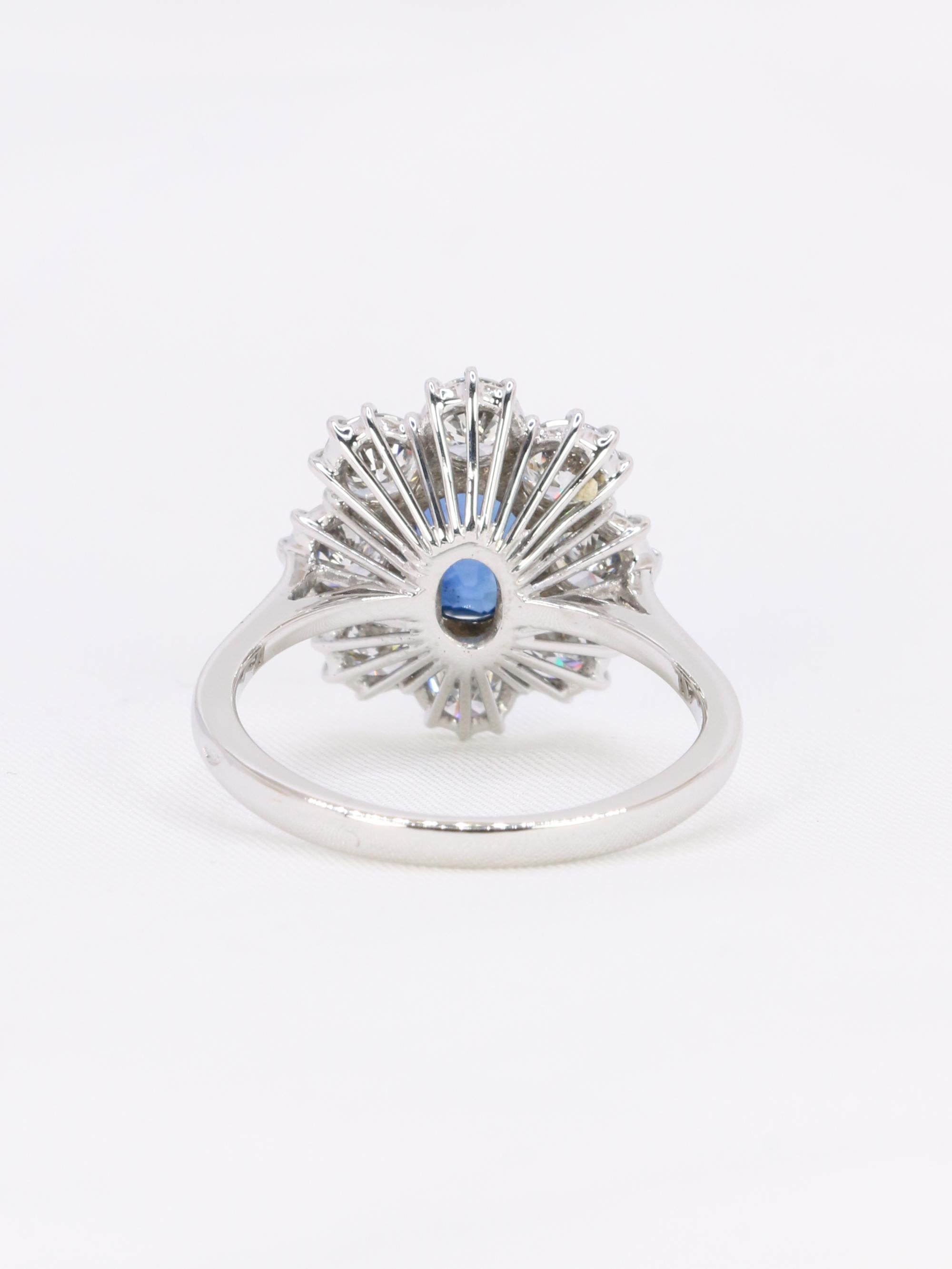 White gold diamond and blue sapphire cluster ring In Good Condition For Sale In PARIS, FR