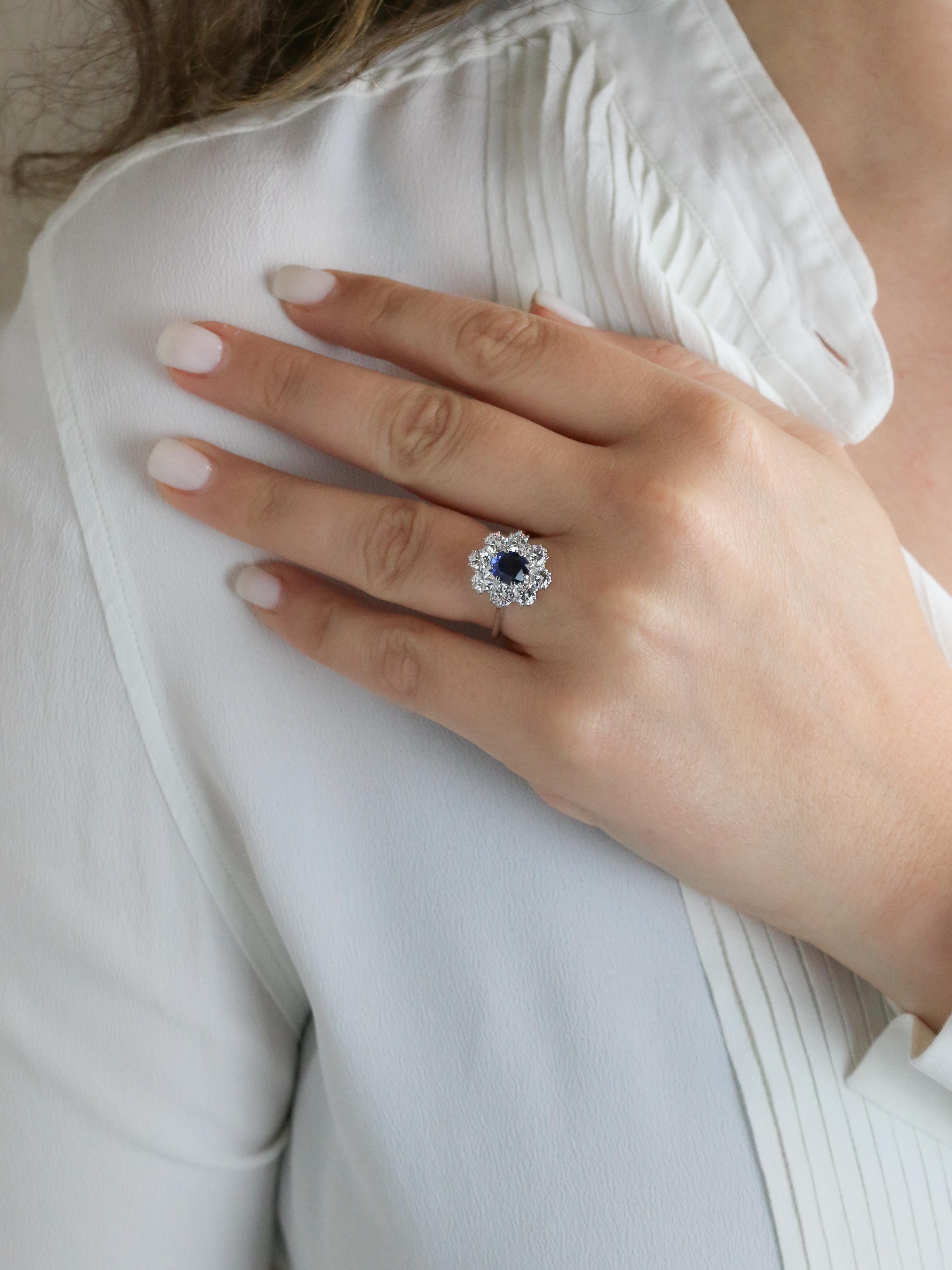 White gold diamond and blue sapphire cluster ring For Sale 3