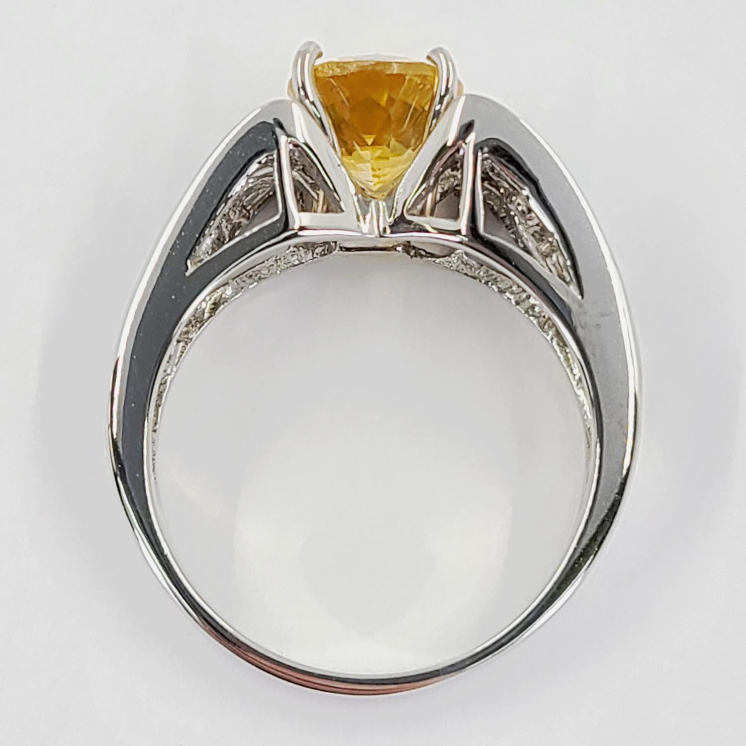 White Gold, Diamond and Citrine Ring In Good Condition For Sale In Coral Gables, FL