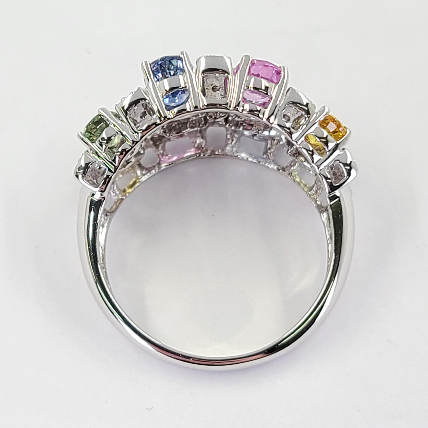 White Gold Diamond and Multicolor Sapphire Ring In Good Condition For Sale In Coral Gables, FL