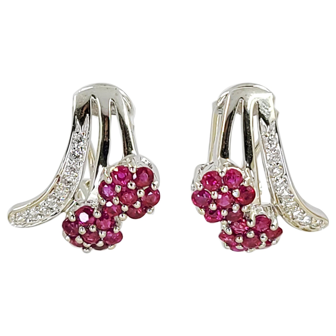 Boucles d
oreilles en or blanc, diamants et rubis en grappe