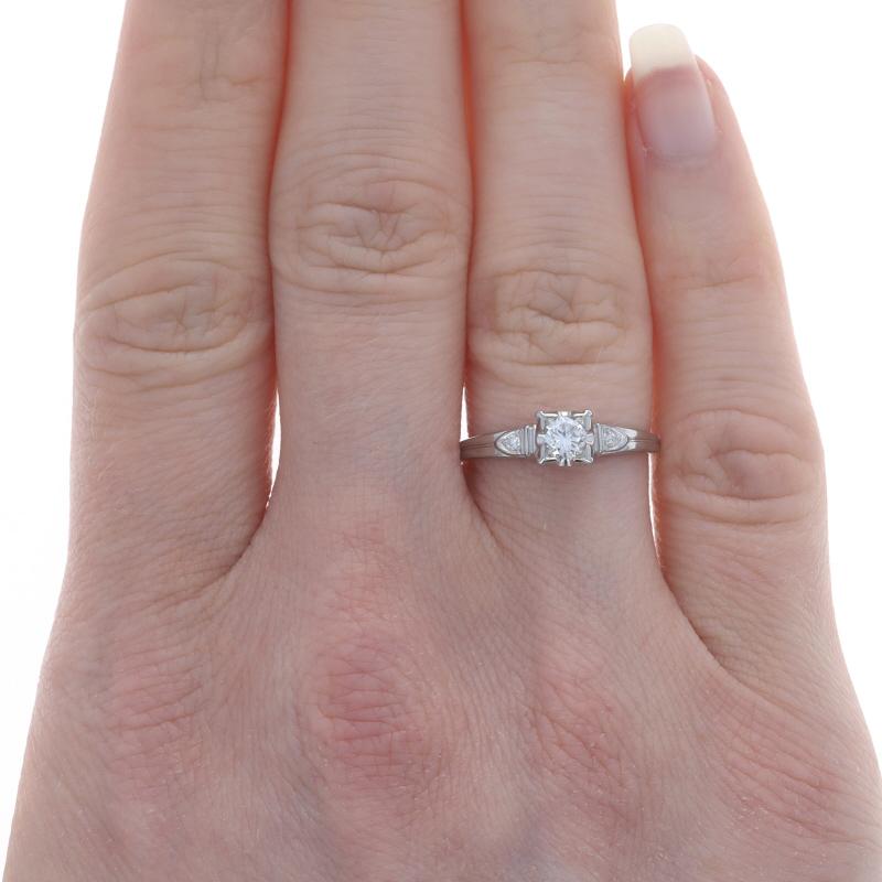 Taille ronde Bague de fiançailles Art of Vintage en or blanc - 18k Round Brilliant .24ctw Vintage en vente