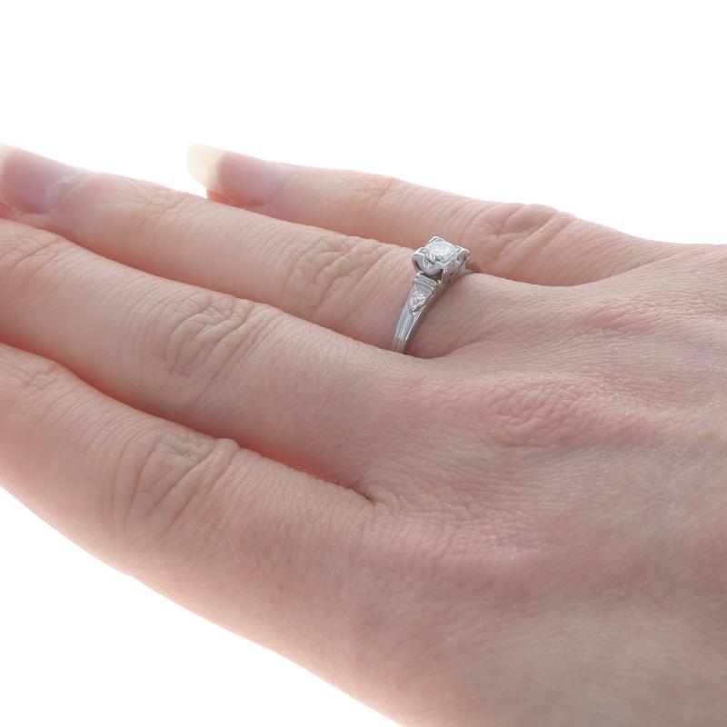 Bague de fiançailles Art of Vintage en or blanc - 18k Round Brilliant .24ctw Vintage Pour femmes en vente