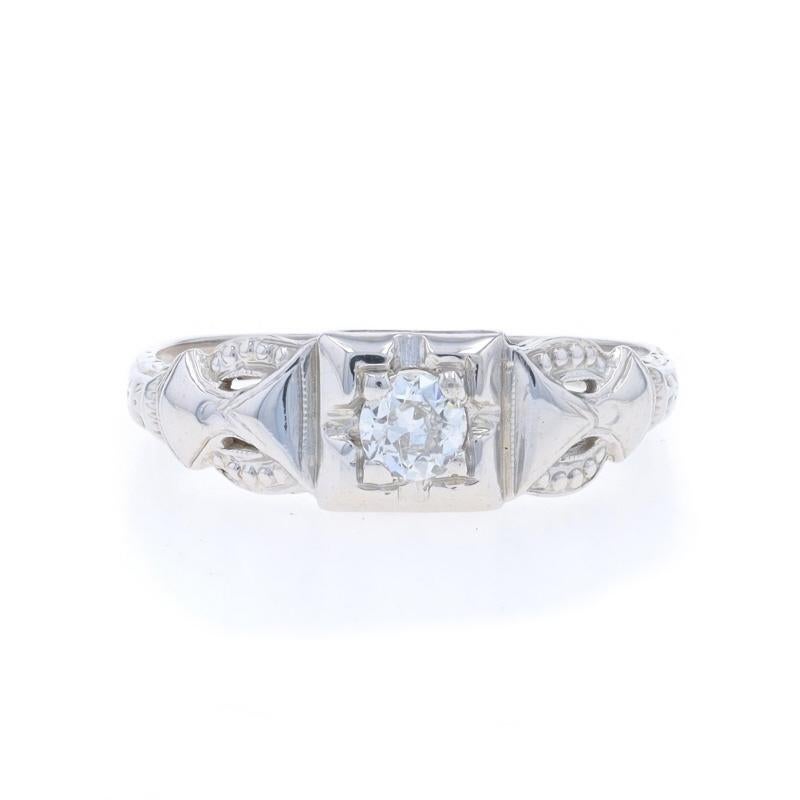 Taille : 6
Frais de taille : Up&Up pour 40 $ ou Down pour 30 $.

Époque : Art déco
Date : années 1920 - années 1930

Contenu métallique : Or blanc 14k

Informations sur les pierres

Diamant naturel
Carat(s) : .20ct
Coupe : européenne
Couleur :