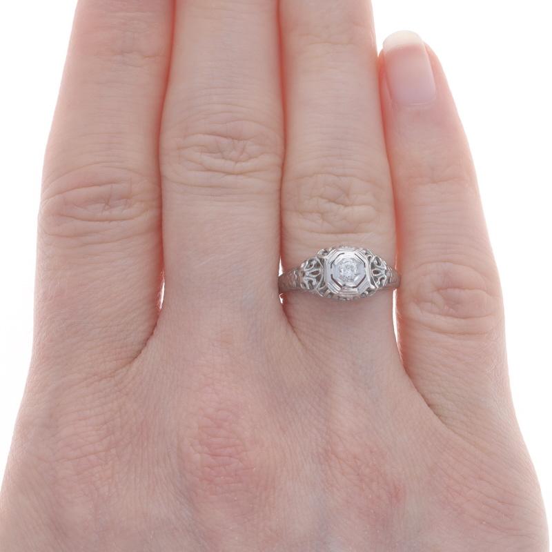 Taille vieille Europe Bague de fiançailles solitaire Art déco filigrane en or blanc 18 carats avec diamants en vente