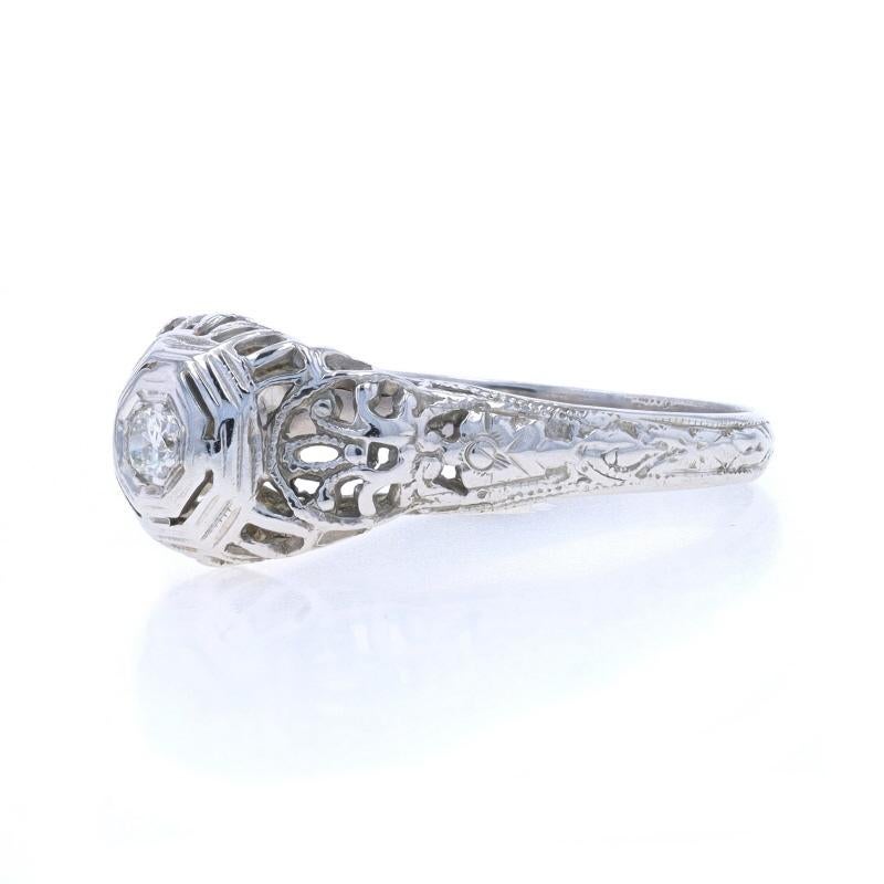 Bague de fiançailles solitaire Art déco filigrane en or blanc 18 carats avec diamants Excellent état - En vente à Greensboro, NC