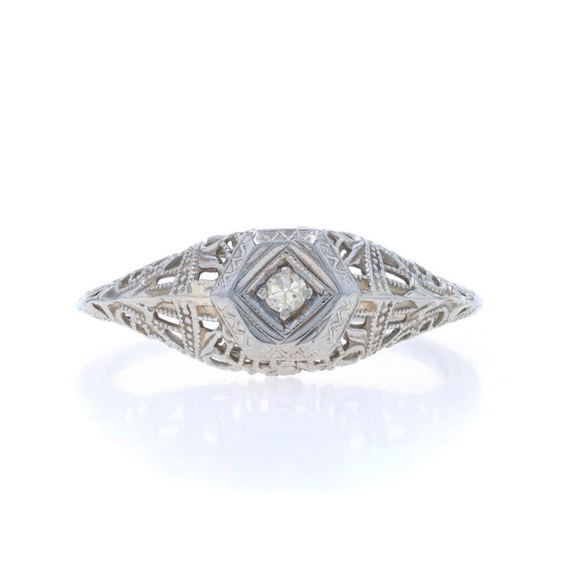 Taille : 4 1/4
Frais de taille : Up&Up 2 tailles pour $40 ou Down 1 taille pour $40

Époque : Art déco
Date : années 1920 - années 1930

Contenu métallique : Or blanc 18k

Informations sur les pierres
Diamant naturel
Coupe : Simple
Note sur la