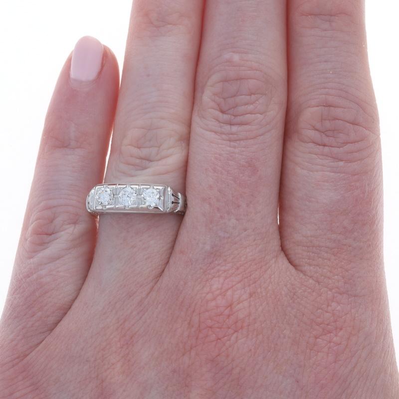 Weißgold Diamant Art Deco Drei-Stein-Verlobungsring - 18k Europäisch .51ctw (Alteuropäischer Schliff) im Angebot
