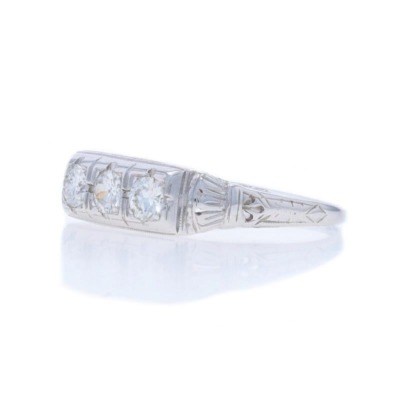 Weißgold Diamant Art Deco Drei-Stein-Verlobungsring - 18k Europäisch .51ctw im Zustand „Hervorragend“ im Angebot in Greensboro, NC