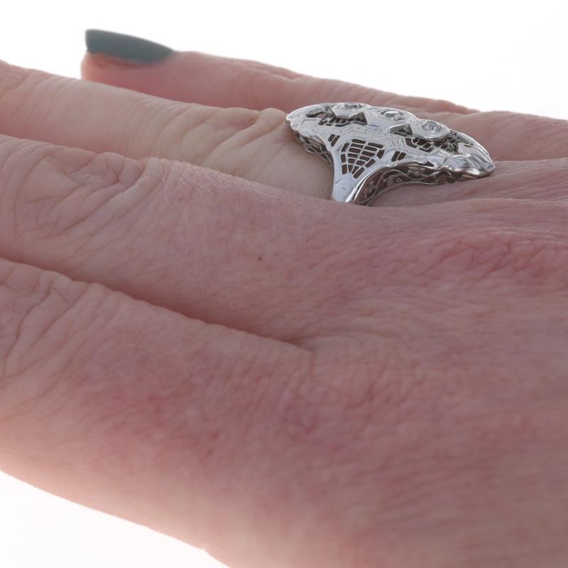 Weißgold Diamant Art Deco Drei-Stein-Ring 18k Single .15ctw Vintage Filigran Damen im Angebot