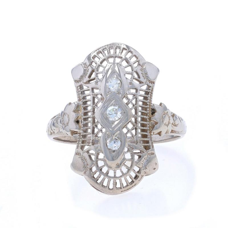 Taille : 5 1/2
Frais de taille : Up&Up 2 tailles pour $60 ou Down 1/2 taille pour $40

Époque : Art déco
Date : années 1920 - années 1930

Contenu métallique : Or blanc 18k

Informations sur les pierres

Diamants naturels
Carat(s) : .08ctw
Coupe :