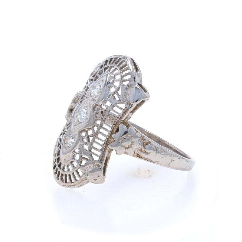 Bague Art déco à trois pierres en or blanc, diamants et fleurs, taille unique, 18 carats Excellent état - En vente à Greensboro, NC