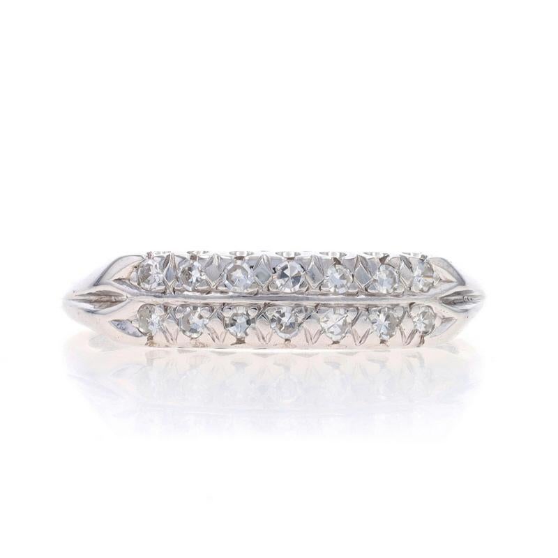 Taille : 6 1/2
Frais de taille : Up&Up pour $35 ou Down 1/2 pour $35

Époque : Art déco
Date : années 1930 - années 1940

Contenu métallique : Or blanc 14k

Informations sur les pierres

Diamants naturels
Carat(s) : .18ctw
Coupe : Simple
Couleur : G