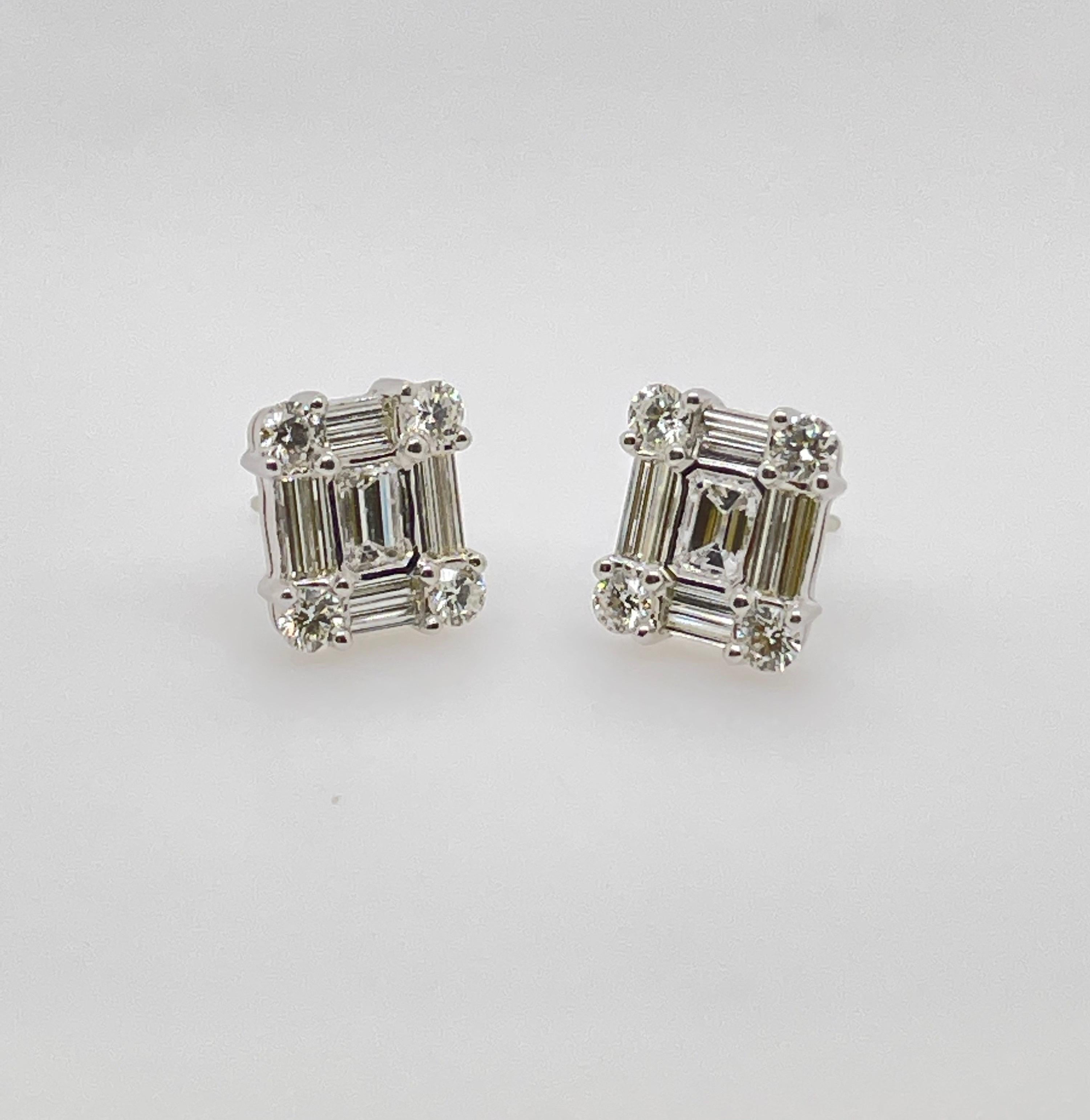 Diamant-Baguette und runde Diamant-Ohrstecker aus Weißgold 
18kt Weißgold 
2 Diamanten im Smaragdschliff - .64ct VVS1-VS2 
8 runde Brillanten = .80ct
16 Baguette-Diamanten = .86ct 

