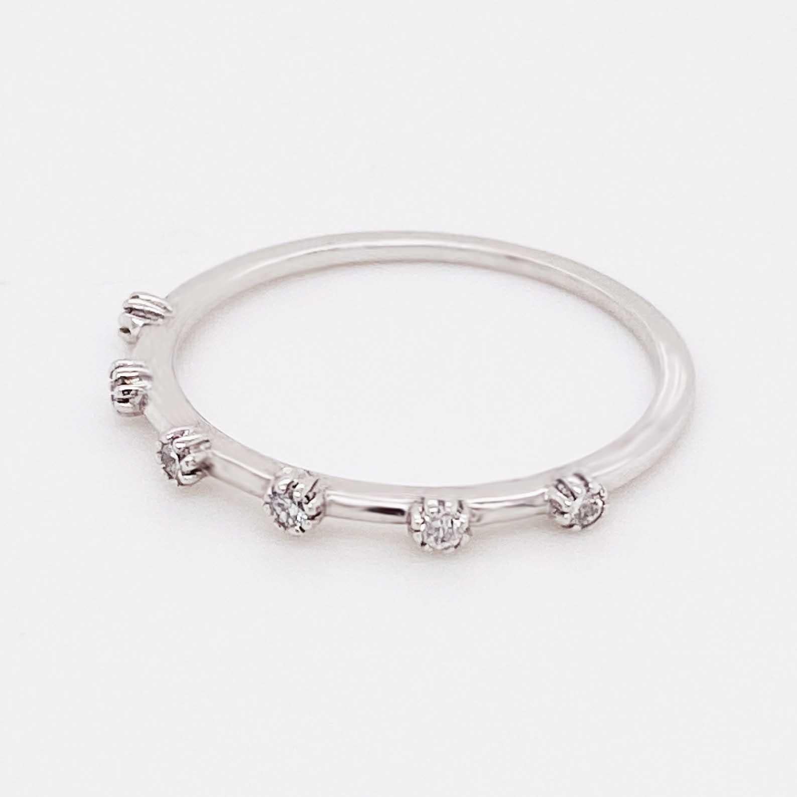 Taille ronde Bracelet empilage moderne en or blanc 14 carats avec diamants et diamants en vente
