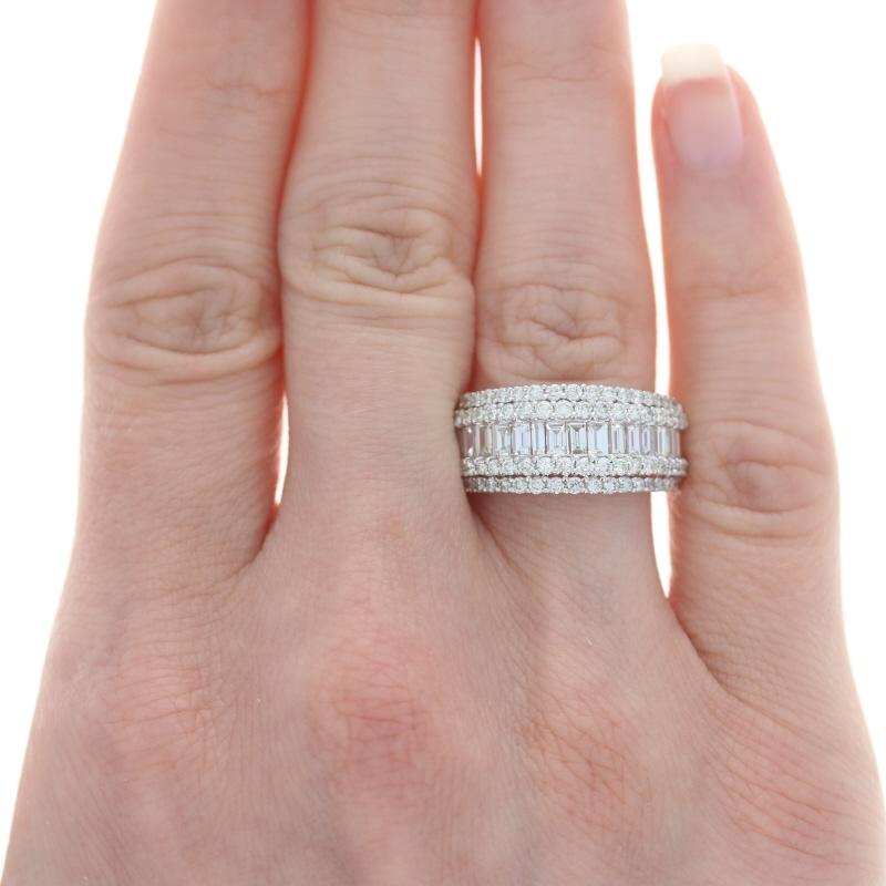 Dimensioni: 7 1/4

Contenuto del metallo: Oro bianco 14k

Informazioni su A. Stone

Diamanti naturali
Carati: 2.17ctw
Taglio: Baguette e tondo brillante
Colore: I - J
Chiarezza: VS1 - VS2 (baguette); SI2 - I1 (brillante rotondo)

Carati totali: