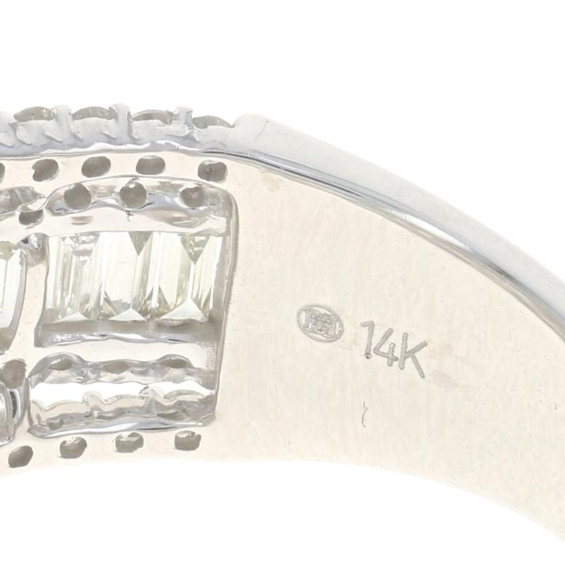 Fascia di diamanti in oro bianco - Anello nuziale 14k Baguette e rotondo 2,17ctw misura 7 1/4 in vendita 1