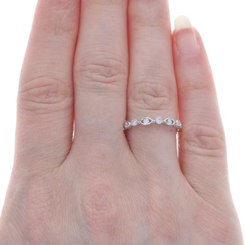 Taglio rotondo Fascia di diamanti in oro bianco - Anello nuziale tondo Brilliante .23ctw 14k in vendita