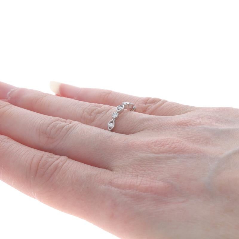Donna Fascia di diamanti in oro bianco - Anello nuziale tondo Brilliante .23ctw 14k in vendita