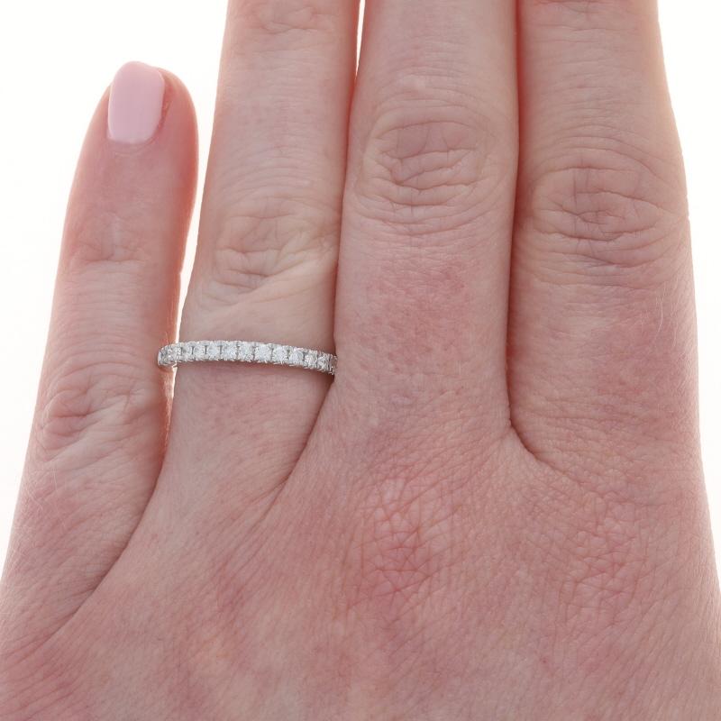 Taille ronde Bande de diamants en or blanc - 14k Bague à sertissage français de diamants ronds et brillants .28ctw en vente