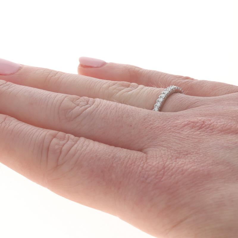 Bande de diamants en or blanc - 14k Bague à sertissage français de diamants ronds et brillants .28ctw Pour femmes en vente