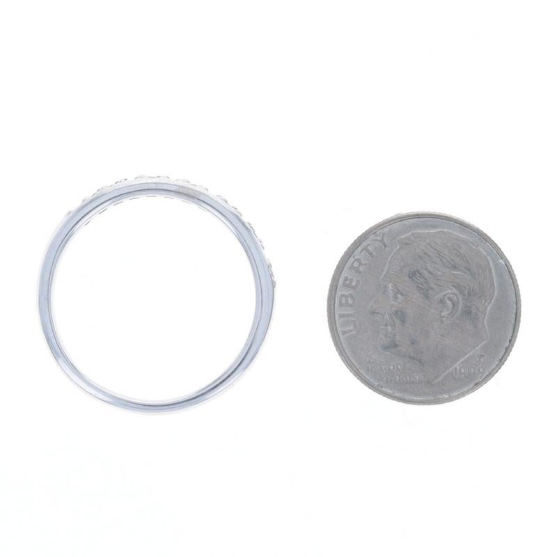 Bande de diamants en or blanc - 14k Bague à sertissage français de diamants ronds et brillants .28ctw en vente 1
