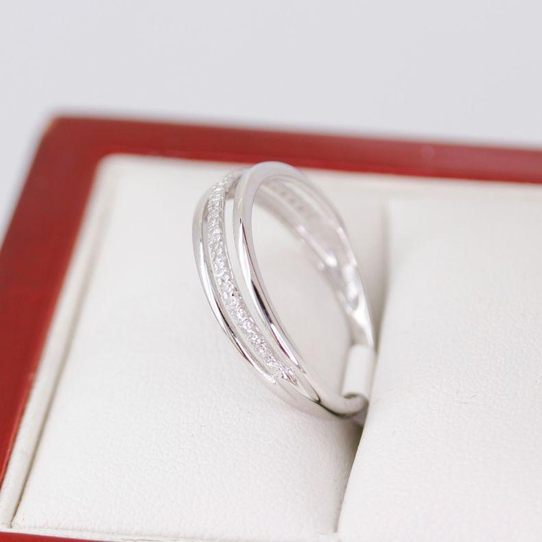 Ring aus Weißgold mit Diamantring mit Bandausschnitt im Angebot 5