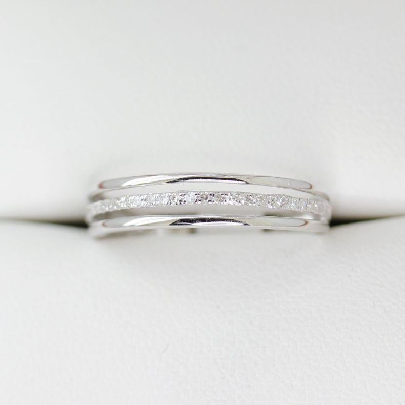 Weißgold Diamantband Ausschnitt Ring, modern, zierlich
Brandneuer 9ct White Gold Diamond Band Ring mit Ausschnitten. Dieser Ehering aus 9 Karat Weißgold ist perfekt für eine besondere Frau. Der Ausschnitt lässt den Hautton unter und auf beiden