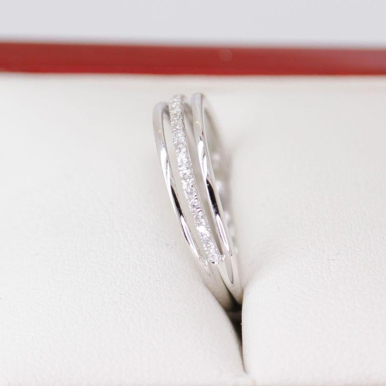 Ring aus Weißgold mit Diamantring mit Bandausschnitt im Zustand „Neu“ im Angebot in BALMAIN, NSW