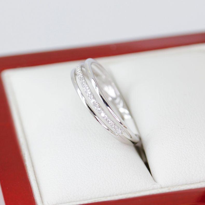 Ring aus Weißgold mit Diamantring mit Bandausschnitt im Angebot 1