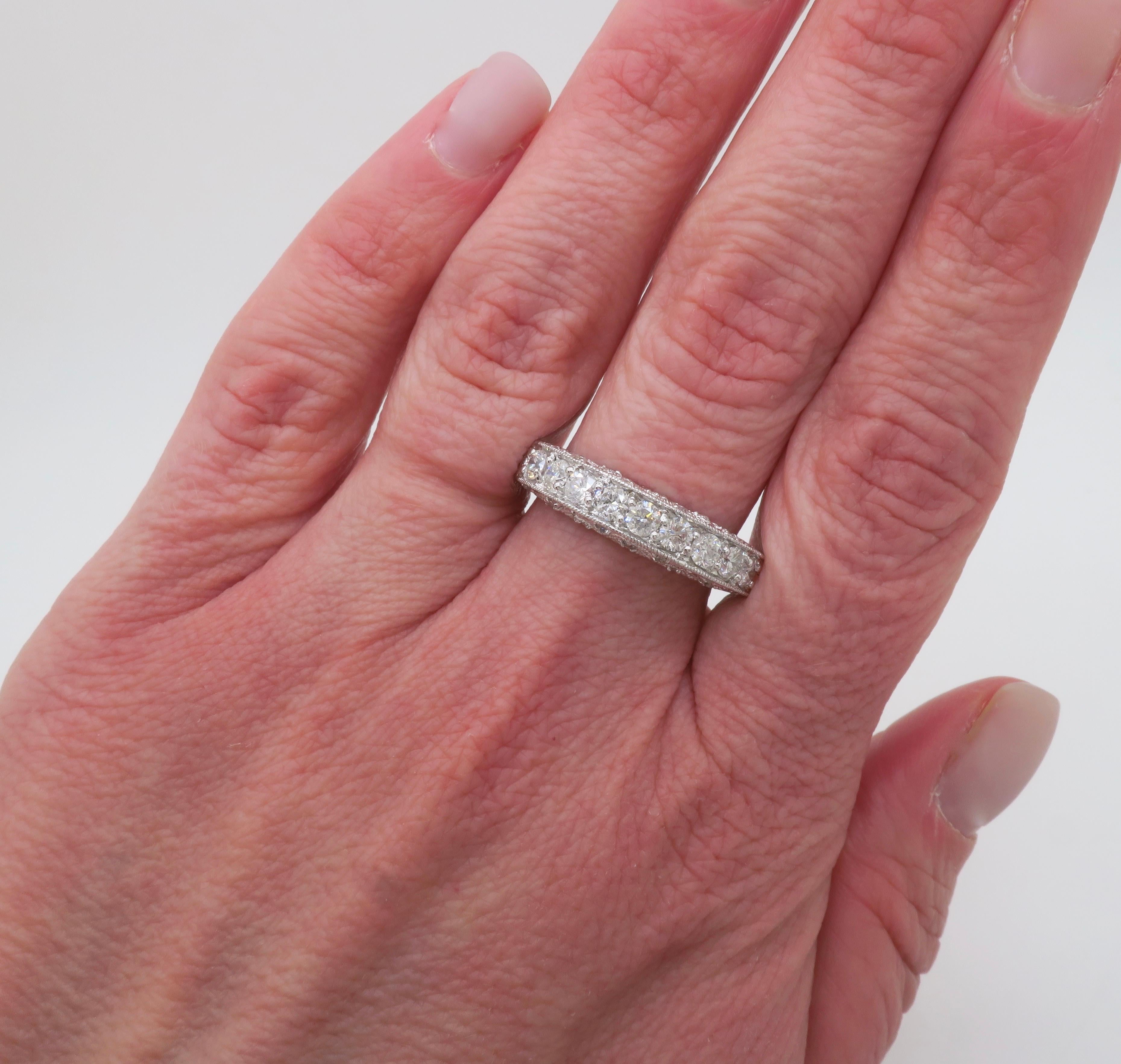 Fascia incrostata di diamanti con 1,05 carati di diamanti in oro bianco 14 carati. 

Peso totale in carati del diamante: 1.05CT Estrazione terrestre
Taglio del diamante: Taglio rotondo brillante 
Colore del diamante: F. H.
Chiarezza del diamante: