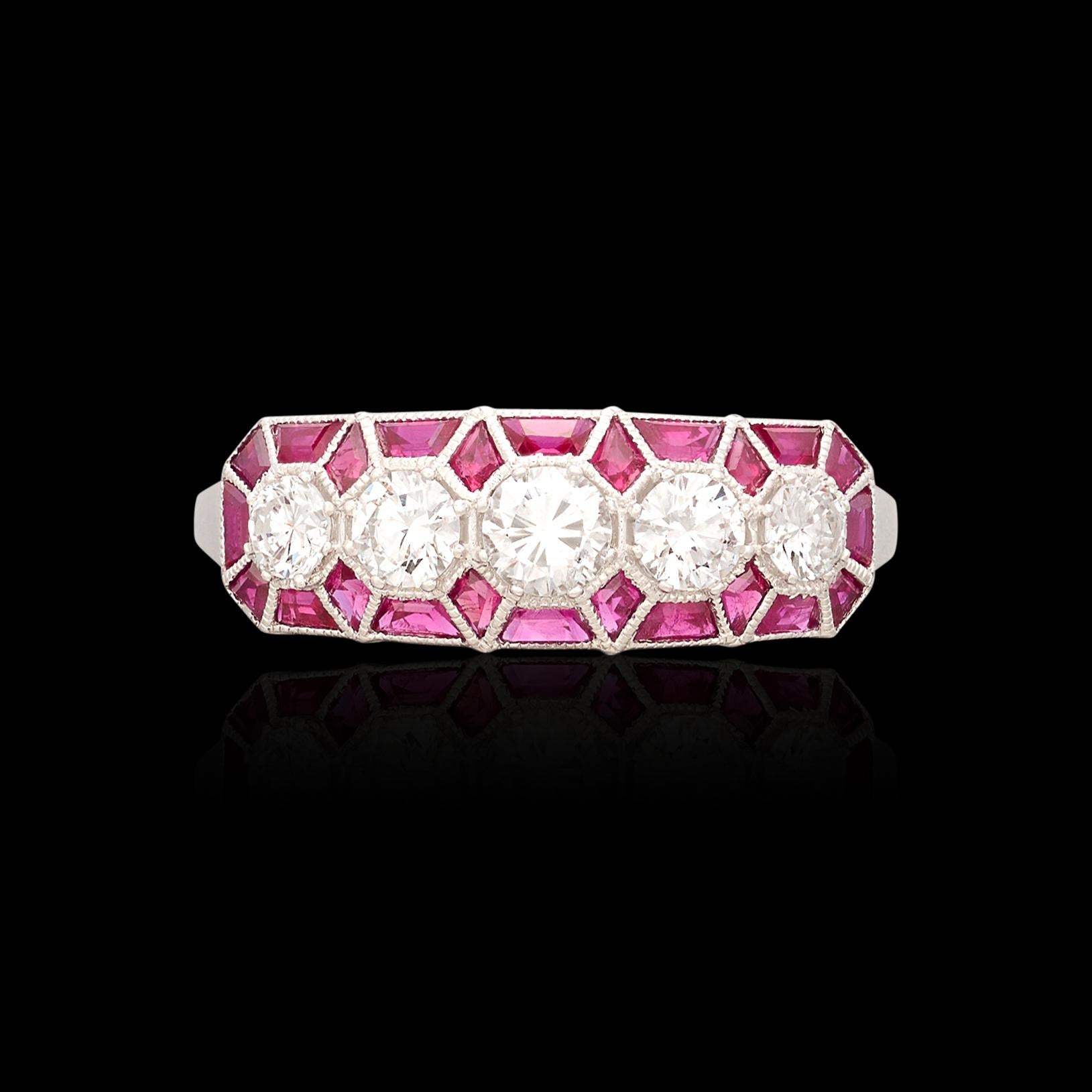 Che sia indossato come parte di una pila o da solo, questo anello a fascia con diamante unico è destinato a diventare il tuo preferito. Con 5 diamanti naturali incredibilmente bianchi per un peso totale di 0,60 carati, le pietre sono messe in